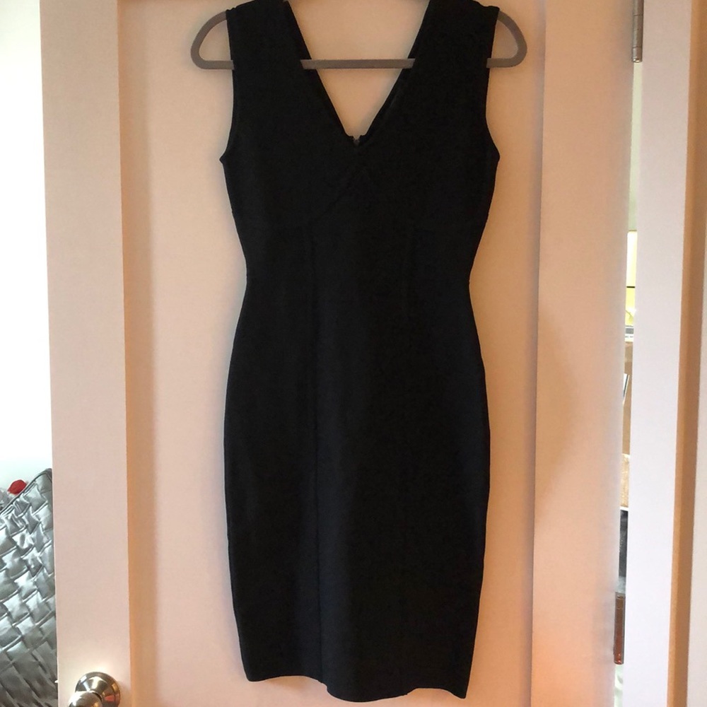 BCBG black, sleeveless, v-neck dress sz M